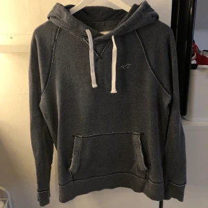 Hoodie Hollister - Mörkblå/grå hoodie från Hollister. Använd 2-3 gånger. Strl S.