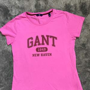 Fin rosa gant t-shirt bara använd vid ett tillfälle då den var för liten i storleken. Den är som ny strl XS, skicka PM vid intresse eller för att diskutera pris!💛💛
