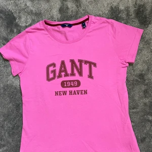 Gant T-shirt - Fin rosa gant t-shirt bara använd vid ett tillfälle då den var för liten i storleken. Den är som ny strl XS, skicka PM vid intresse eller för att diskutera pris!💛💛