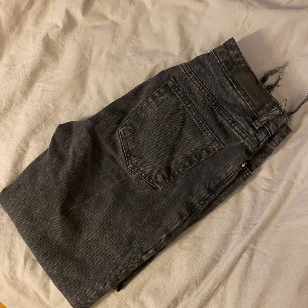 Säljer ett par MOM jenas. Fin passform och fin färg. Storlek S. Använda få tals gånger. Köparen står för frakten så är runt 40/50 kr💜. Jeans & Byxor.