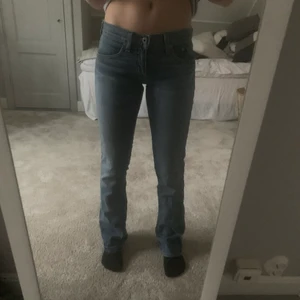 Ralph Lauren Jeans - Säljer dessa snygga vintage lågmidjade jeans från Ralph lauren🙏🏼 vanligtvis är jag en 25 och dessa va i 26 alltså lite för stora och därför säljer jag❤️  