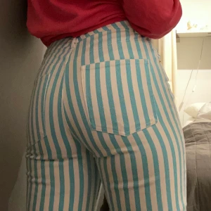 Randiga jeans  - Blå randiga jeans från ASOS, nyskick, pris kan diskuteras 