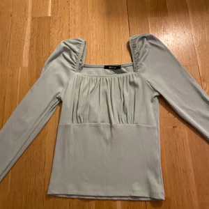 Pastellgrön långärmad tröja - Väldigt söt långärmad topp i en pastellgrön färg (bilden gör inte riktigt rättvisa). Använd max 1 gång. ❤️