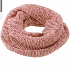 Tubhalsduk - Stickad tubhalsduk i ljusrosa färg 💓 den första bilden är inte exakt samma halsduk som den jag har. Har bara den bilden så ni ser vilken typ av halsduk det är, alltså tubhalsduk 😊