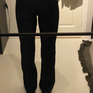 Svarta Kostymbyxor  - Dom snyggate kostymbyxorna från misslisibells collection tillsammans med nakd. Endast använda ett fåtal gånger pga att storleken är lite för liten för mig. Originalpris 499 