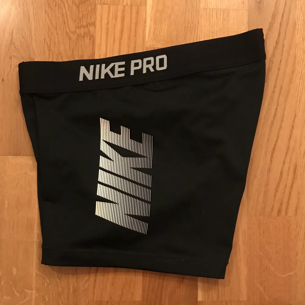Korta tights / shorts från Nike! Ser nästan ut som på första bilden bara att nike-loggan är annorlunda och dessa är kanske något kortare. Storlek S men små. 😄. Shorts.