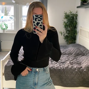 Tröja från nakd  - Säljer en tröja från nakd som är utsvängd i ärmarna. Storlek xs och bra skick!🖤 jag är 168 cm, köpare står för frakten☺️