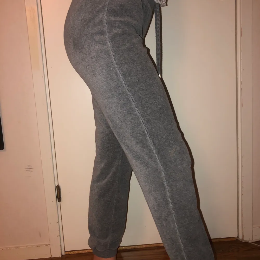 Gråa velour mjukisbyxor ifrån Cubus i storlek S. Säljes för 125 kr, gratis frakt.. Jeans & Byxor.