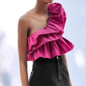 Zara topp - Säljer denna så snygga topp från zara i storlek M. Helt oanvänd. Nypris 200 och slutsåld på hemsidan! Hör gärna av dig om du är intresserad, köpte fel storlek så vill bli av med den