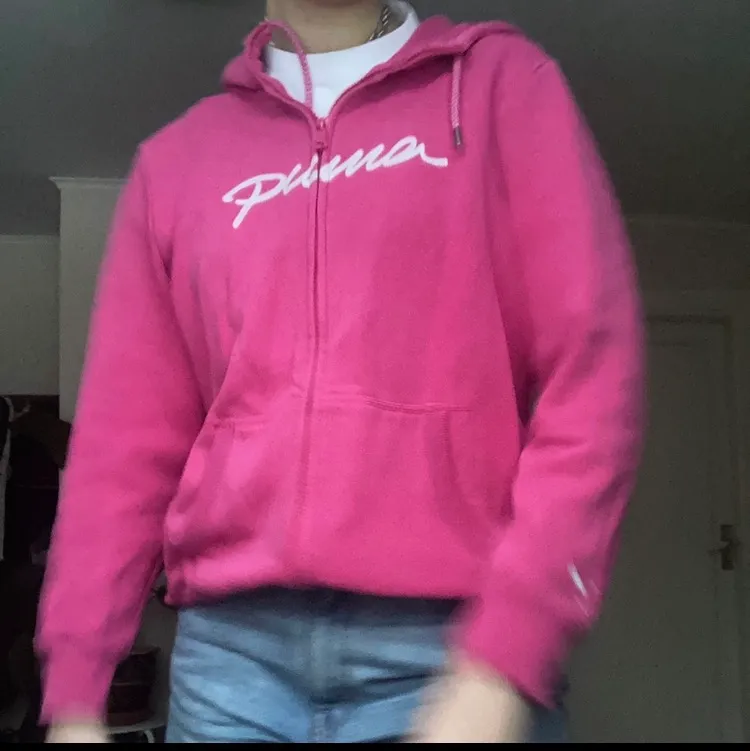 snyggaste rosa puma zip hoodien, det står att det är storlek Xl men skulle säga att den passar mer som storlek S-M :). Hoodies.