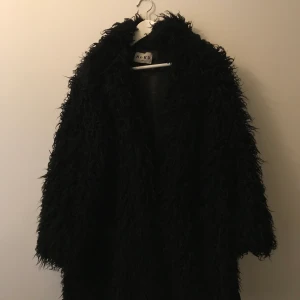 NA-KD fluffig vinter jacka  - Varm, tjusig, fluffig vinter jacka. Man kan stänga den och den går till precis över knäna. Köpt för ungefär 3 år sedan och knappt använd. 120kr inklusive frakt, kan ni mötas upp kan pris diskuteras 