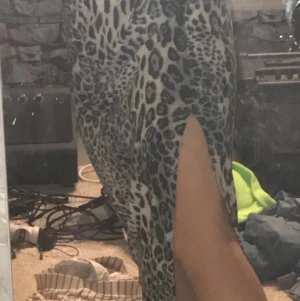 Kjol - Den sitter snyggt men jag har aldrig fått tillfälle att använda den men svinsnygg, köpt på second hand