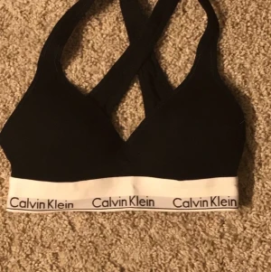 Calvin Klein  - Den satt jätte tajt på mig med det är äkta Calvin Klein super snygg om den hade passat mig 