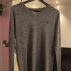 Ralph Lauren - Stickad tröja från Ralph Lauren. Bra skick,knappt använd. Stl L||Köparen står för frakt✨❣️