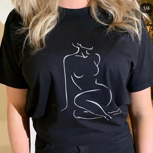 Svart tshirt med kvinnokropp - Svart tshirt med kvinnokropp. Storlek xs-xl. frakt tillkommer💖