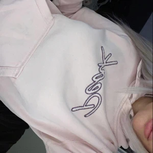 Peak  - Säljer denna peak hoodie gammal version storlek M men sitter som s för dom är små i storleken, skriv om ni vill ha mer bilder pris kan diskuteras 