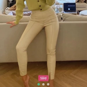 😍 Beiga skinnbyxor 😍 - Säljer dessa beiga skinnbyxor som jag köpt här på Plick då dom va nån centimeter kort på mig (är 170 cm med väldigt långa ben). Skicka privat om du är intresserad! 💓 Lånad bild ifrån Bianca ingrosso