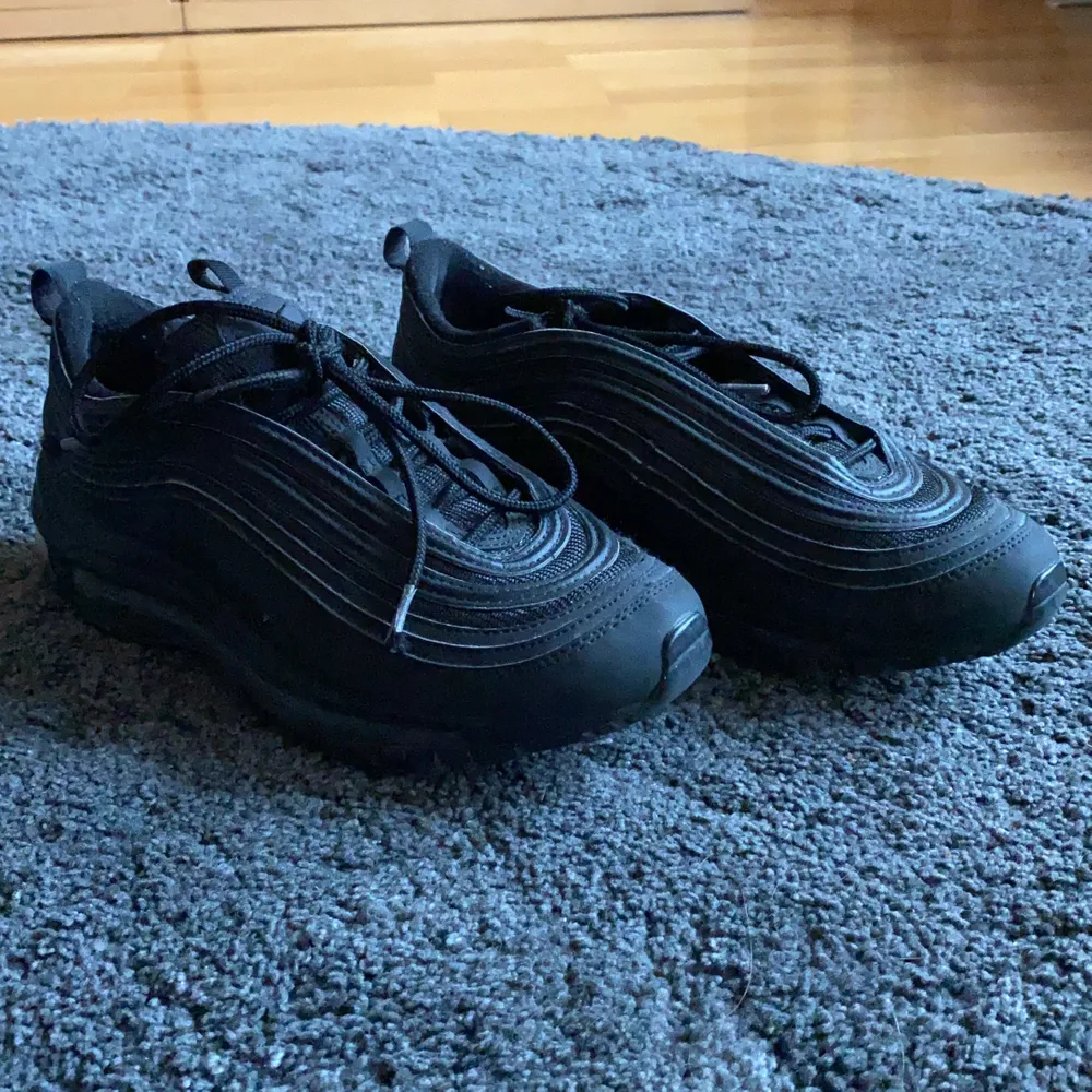 Säljer ett par Nike 97:or, köpte för 1 945kr på Zalando. Använda en del men inga slitskadot utom att skosnöret har gått upp lite på ena skon men det går lätt att fixa med tejp eller hacks på youtube. Säljer pågrund av att de är för små för mig! Kommer även tvätta skorna innan de säljs! . Skor.