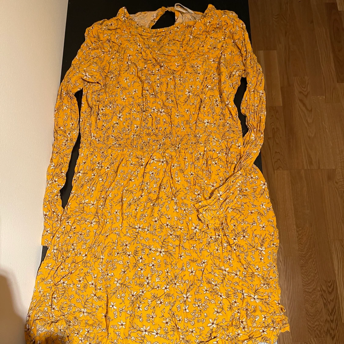 Fin, gul, blommig klänning från H&M - 90
