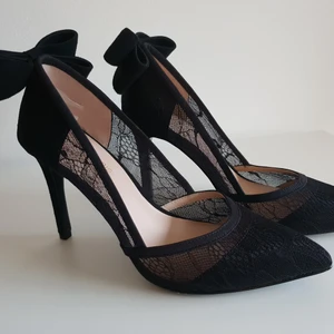 Mademoiselle R × Cosmoparis (Nya!) - Säljer ett par helt nya Limited Edition klackar från en collab mellan Cosmoparis och Mademoiselle R.   Klackhöjd: 9 Cm  Material: Skinnfoder och skinnsula, Sammet, Spets  Kommer i originalpåsen.  