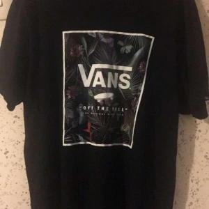 Vans t-shirt - Finns väl inte så mycket att säga. En skön vans tröja helt enkelt🌼 Knappt använd! (Pris exklusive frakt) 