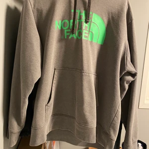 The North face hoodie - Hoodien är i allmänt bra skick men har ett litet hål i flärpen längst ner(andra bilden)