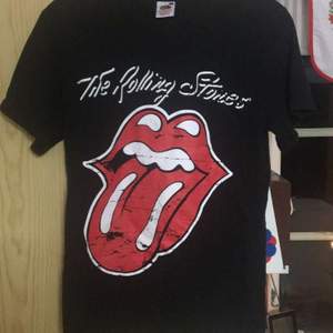 En tisha i bra material med Rolling Stones logga på.🌼 (Pris exklusive frakt) 