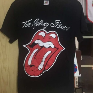 Rolling stones t-shirt  - En tisha i bra material med Rolling Stones logga på.🌼 (Pris exklusive frakt) 