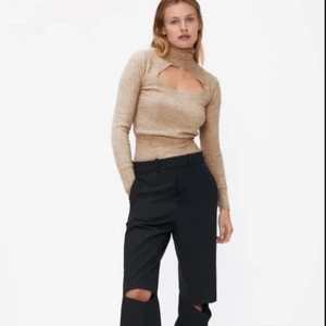 Jättesnygg tröja - Jättesnygg beige tröja i fint tyg som är lite broderat. Från Zara, säljes endast för att den är för liten och returen gick ut. Helt ny! Storlek S. 