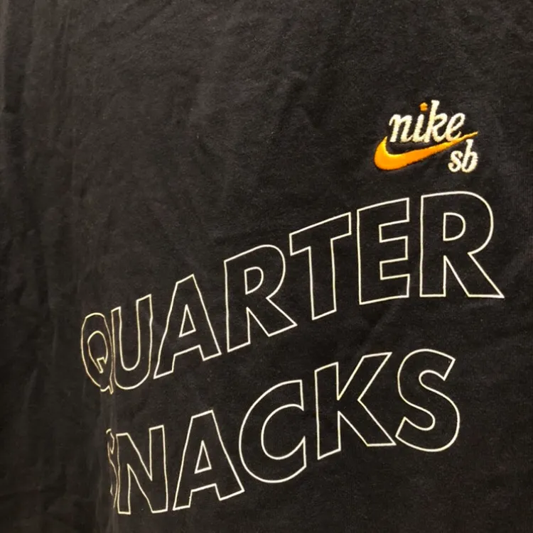 Nike SB T-Shirt i fint skick. Collab med märket Quarter Snacks från NYC. Finns inga defekter. Använd ett fåtal gånger. Är som nyskick! Storlek M, sitter perfekt på mig som har M-L i T-Shirts. Möts i Malmö och tar Swish. Står ej för frakt! (:. T-shirts.