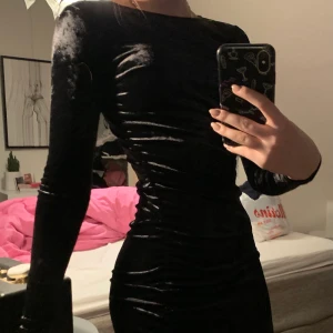 Svart samhetsklänning - Svart samhetsklänning som slutar över knäna och har långa armar. Passar bra till strl XS-S. Kan skicka fler bilder på klänningen vid önskemål.