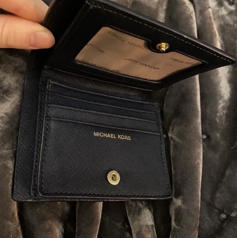 Säljer min fina Michael kors plånbok (mörkblå) i fint skick då den är sparsamt använd. Nypriset är ca 900kr, inköpt på Michael kors i Mall of scandinavia. Rymlig och stilren! . Accessoarer.