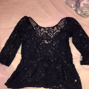 Spets topp - Super söt spets topp med peplum style från hollister ✨