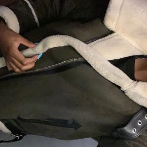 Faux fur Aviator jacket från BikBok  - Denna supersnygga jacka är i strl M men passar S brukar ha lite tjockare tröjor under därför gick ja upp en storlek! Köpt för 800kr och använd ett fåtal gånger vi utgång. Perfekt att styla med alla stilar ! 