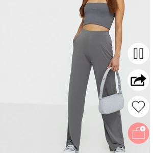 Ribbat set  - Ribbat mörkgrått mjukis set i storlek M från Nelly.com✨ första bilden är inte exakt samma set men dem ser likadana ut på bara att det är annan färg och mitt är ribbat<3 setet passar inte mig och kan därav inte visa det på men kan skixka fler bilder annars :) FRAKT runt 60-70kr står köpare för