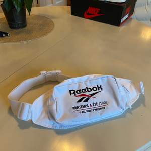 Väska från Reebok som kan användas både som magväska och som axelväska✌🏽🪐 Aldrig använd!