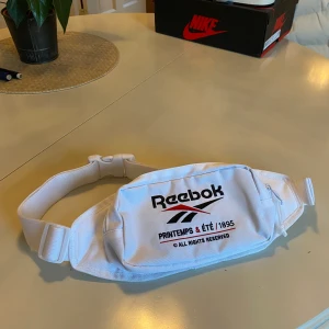 Reebok axelväska - Väska från Reebok som kan användas både som magväska och som axelväska✌🏽🪐 Aldrig använd!