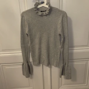 Jättefin tröja grå  - Superskönt tyg, Säljer för 89kr då den aldrig är använd! Kan skicka fler bilder, skriv bara privat till mig :). Den passar mig som har storlek S, skulle funka på M även. Lägg bud!