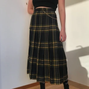 Rutig vintage kjol - Super fin rutig lång kjol. Väldigt bra skick! Säljer eftersom jag inte använder längre. (Kedjan på första bilden ingår inte).  Högsta bud: 100kr