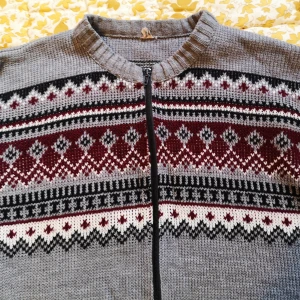 Vintage stickad tröja från Fagerströms  - Superfin stickad vintage tröja / kofta. Cirka storlek Medium. Sitter stort på mig i Small.  Skicket är fint.