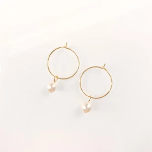 Örhängen🤍 - Örhängen med pärla🤍                                                             - 40kr inklusive frakt🌟