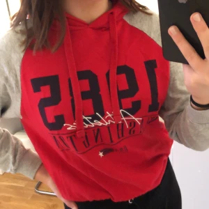 Hoodie - Hoodie från Gina Tricot i stl XS. Säljs pga att jag inte använder den längre. Köparen står för frakt. 