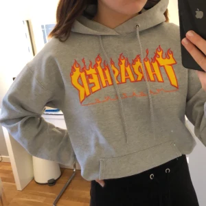 Thrasher hoodie  - Grå hoodie från Thrasher i stl S. Säljs pga att den inte användts inte längre. Köparen står för frakt. 