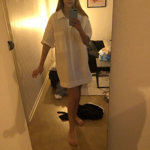 Skjortklänning  - En vit skjortklänning från zara. Helt oanvänd med prislapp kvar. 