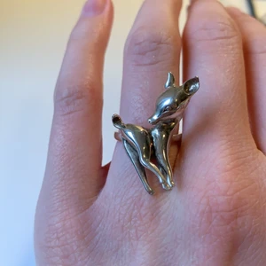 Ring med rådjur - Söt ring i äkta silver (se stämpel 925) från Kenzas kollektion med guldfynd. Aldrig använd! Innerdiamerer på ringen är 16 mm