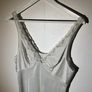 Klänning - Säljer denna jättefina klänningen som jag köpt här på Plick! Säljer den då den inte kommit till användning. Den är nog lite använd men fortfarande i fint skick! Frakt tillkommer 💘