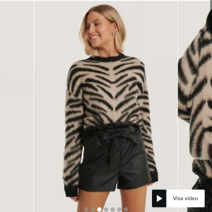 Zebra tröja från NAKD - Säljer denna fina tröja från NAKD, endast använd fåtal gånger. Nyskick. Pris kan diskuteras. Nypris 499kr