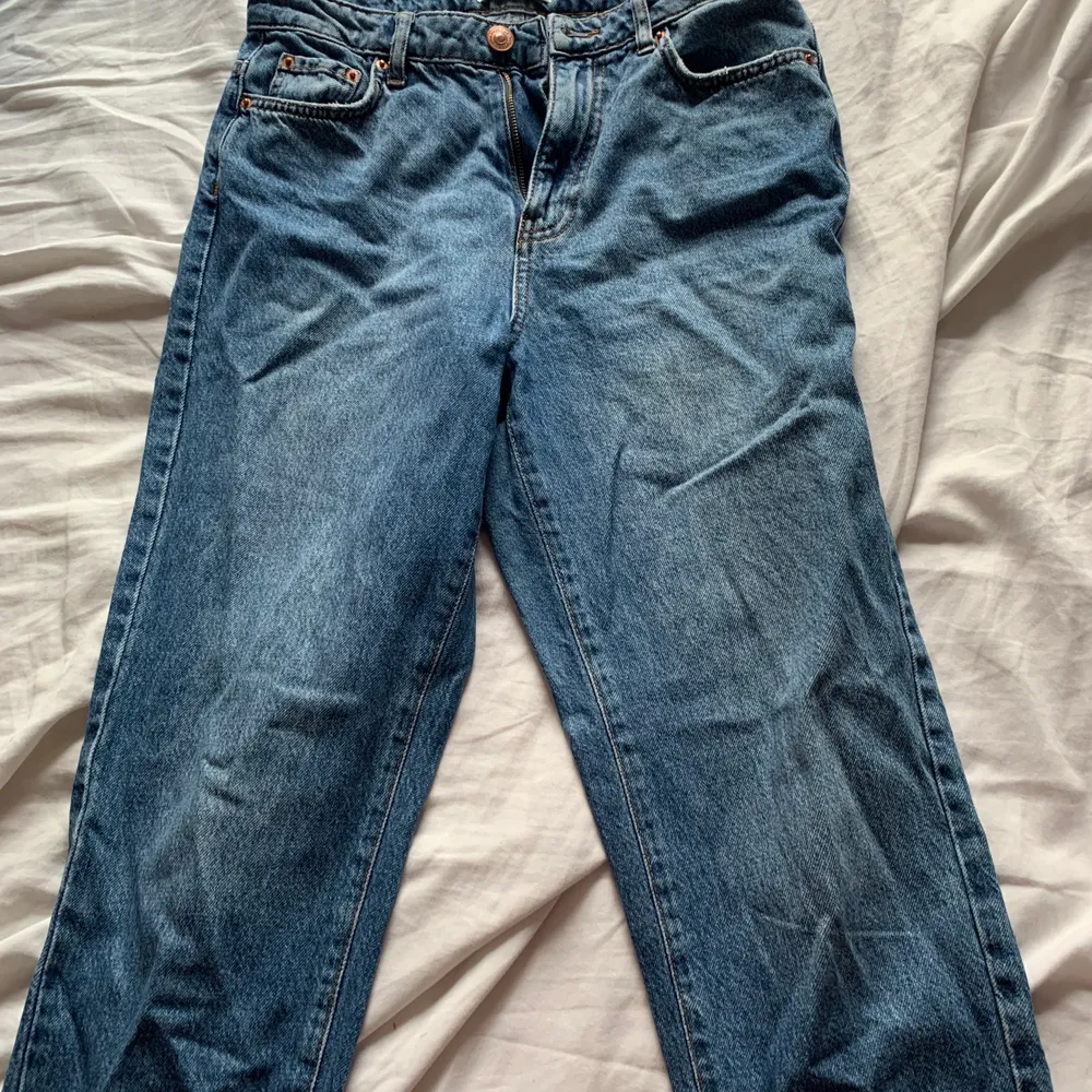Säljer dessa suuuupersköna mom jeans från Gina då de är för små för mig numera. De är välanvända, dock inget som syns. Köpta för ca 500kr och säljs för 199kr exklusive frakt som köpare står för! Bara att skicka privat om du har frågor!💞. Jeans & Byxor.
