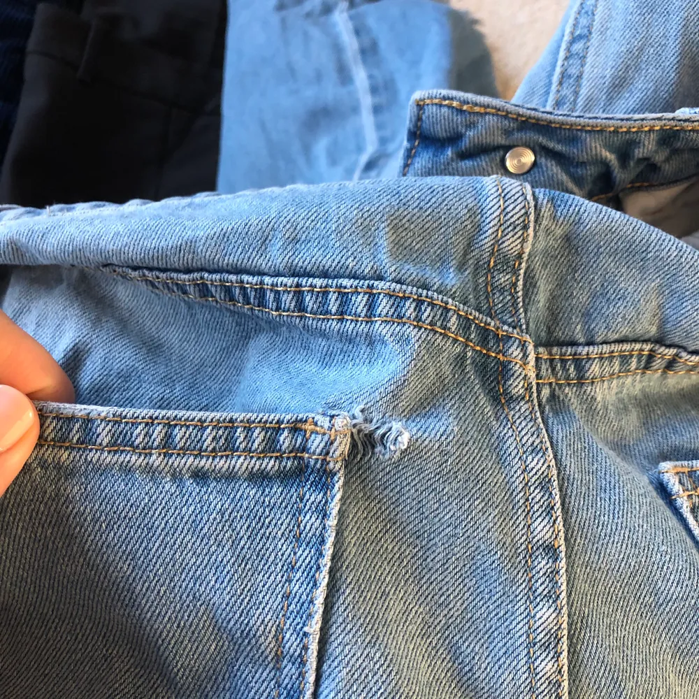 Fina blåa vida jeans från Vero Moda. Storlek 28/32. Litet hål vid fickan som knappt syns.. Jeans & Byxor.