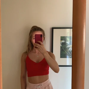 Röd croptop - Söt röd croptop med justerbara axelband, använd fåtal gånger, storlek xs, köparen står för frakten